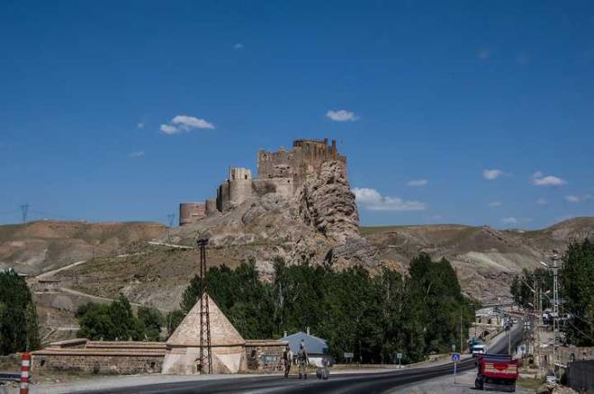 Hoap Kalesi'nin d kale surlar arazinin yapsna gre ekillenmi dou, kuzey ve batdan dolanan surlarla evrelenmi. Yzyllar boyunca savalar ve doal koullar nedeniyle kalenin dou surlar ksmen, batdakiler ise byk lde yklm durumda.