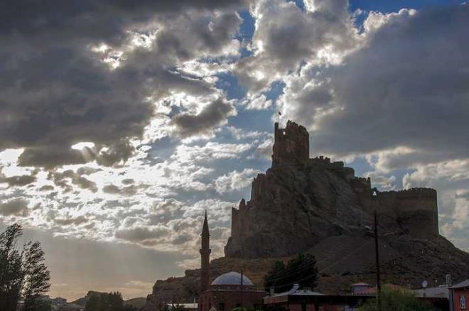 Hoap kalesi, Van'a yaklak 50&#8211;60 km aras uzaklkta Van-Bakale yolu zerinde, Gzelsu mevkiinde bulunan ve son halini Orta a' da alan kale.