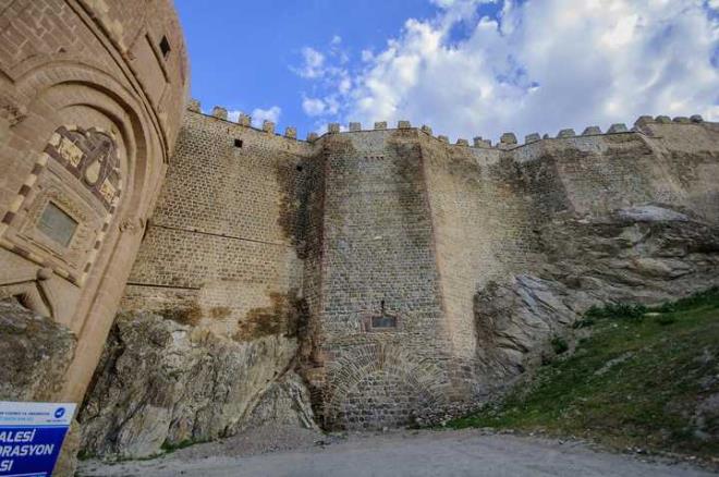Ta kap eklinde dzenlenmi burcun bat cephesinde kitabe, kr pencere ve aslan kabartmalar yer almakta, orijinal demir kap kanatlar da hala ilevini srdrmekte. erisinde Mahmudi Saray olarak nitelenen kompleks yaplarn yer ald Hoap Kalesi'nde mescid, zindan, frn ve sarn da bulunmakta.