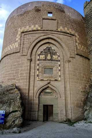 Surlar destekleyen burlardan bazlar gnmze gelmi, ayrca dou ve batdaki kaplar tamamen yklm. erisinde bugn bir cami kalnts ile ky evleri mevcut olan kaleye, kuzeyinde bulunan giri burcuna alm bir kap vastasyla girilmekte.