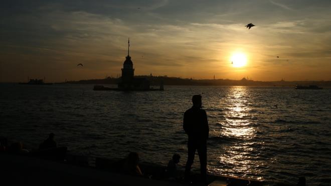 stanbul'da skdar sahilinde gn batm gzel grntler oluturdu.