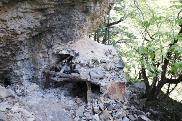 Bu blmde ncelikle ziyaretilerin can gvenliini salamak amacyla yaklak 4 bin ton arlndaki kayalarn temizlii yapld.