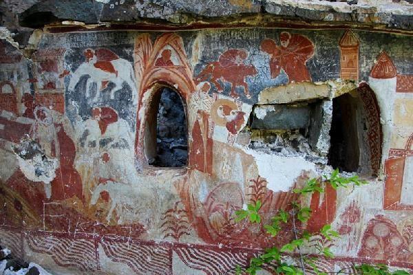 Manastra giden 300 metrelik yry yolunun yeniden dzenlendii alanda tarihi su kemerleri, gie binas ile manastra kan merdivenler restore edildi.