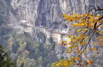 18 Mays'ta ziyarete alacak manastrda, tehlike oluturan yaklak 4 bin ton arlndaki kayalarn temizlii yapld. Restorasyon srasnda kefedilen kuzey atnn st sa yamacnda gizli geitle ulalan 'apel' ve 'ile odalar' da ilk kez ziyaretilerle buluacak.