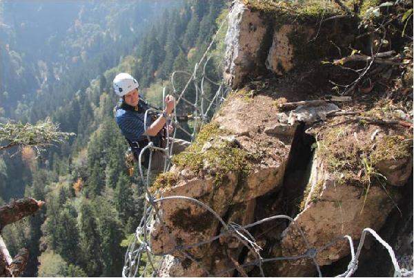 Hakknda eitli rivayetler de bulunan ve kuruluu bilimsel verilere gre 13'nc yzyla uzanan tarihi manastrda, hizmet birimleri, misafirhane, mutfak ve ayazmann dnda toplam 72 oda bulunuyor.