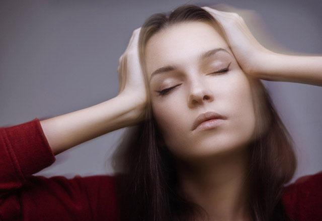 Ba dnmesi ve kusmaya dikkat!  <p>  Kolesterol ykseklii, diyabet, hipertansiyon, imanlk, kalp krizine yzde 90 etkiye sahip. Kalp krizinin en nemli belirtisi gs ars. Mide ile ene arasnda gs kemiinin zerinde bask, skma ya da yanma eklinde olur. eneye, kollara ya da srta yaylabilir.En az 3-5 dakika srer. Gs arsnn yannda nefes darl, arpnt, ba dnmesi, bulant, kusma, terleme gibi ikayetlere de yol aabilir.