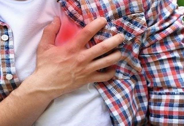 Koroner damarlarda ciddi darlklar tespit edilip ancak koroner stent ya da cerrahi ile tedaviye uygun olmayan hastalara doal bypass olan EECP tedavisi uygulanabilir. zellikle damar hastalna kalp yetmezlii de elik eden hastalar bu tedavi iin daha uygun adaylardr.EECP koroner kalp hastalklar ve kalp yetmezlii hastalklarnda kullanlan kansz, harici, gvenli, etkin, kalc ve risk iermeyen bir tedavidir.EECP tedavisi, vcudun belden aasna kalp atlar ile uyumlu ritmik bir masaj uygulayarak yaplr. Haftada 6 gn, gnde 1 saat olmak zere toplam 35 saattir. EECP tedavisinden sonra hastalarn;