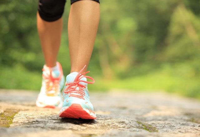 Dengeli beslenin: mr boyu diyet yapamazsnz. Ancak her gn, salam-sucuk, pilav, makarna, ekmek, krmz et veya kzartma tketmeyebilirsiniz. Yasz veya az yal, st ve st rnleri tercih edin. Meyve tketiminiz gnde 5 porsiyonu gemesin. Ksacas karbonhidrat, protein ve ya dengesini gzetin.