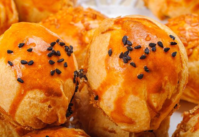 Sabah poaa, akam fazla meyve!<p>     lkemizde insan saln tehdit eden en yaygn hastalklarn banda kalp ve damar hastalklar geliyor. Neden mi? Kahvaltda, poaa, brek simit, reel, ikolata kremas, bol tuzlu peynir yiyoruz. Bir de aymza eker atyoruz. Gn iinde almamz gereken tuz, eker ve ya miktarn tek nde alyoruz. Ardndan len bol karbonhidrat, akam ar yemekler, tatllar ve porsiyon hesab yapmadan meyve tketiyoruz.