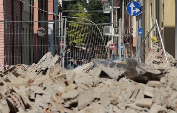 Hoogerbeets, "Gezegenler arasnda bir dzen vardr, ben de bunun zerinde almalar yapmaya baladm. Sonrasnda spesifik gezegen dizilimlerinin deprem zerindeki olas etkisini aratrdm." diyerek deprem gzlemlerine nasl baladn sylemiti.