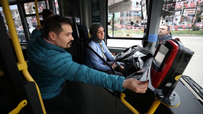 Bu hayalini gerekletirdii iin mutluluk duyduunu anlatan Akay, unlar kaydetti:  "ok aba gsterdim en byk hayalimi gerekletirmek iin. ki vardiya eklinde alyoruz. lk zamanlar yolcular ok aryordu. Daha sonra yolcular da bu duruma alyor. Arada bir sohbet ediyoruz. Gnde 7,5 saat alyorum ama bu hattn uzunluuna gre deiebiliyor. Kendine gvenen, cesareti olan, hibir zaman panik yapmayan tm kadnlara bu ii neririm. imi ok seviyorum. Tekrar dnyaya gelsem yine bu ii yapmak isterim. ok kr ki istediim yerdeyim."