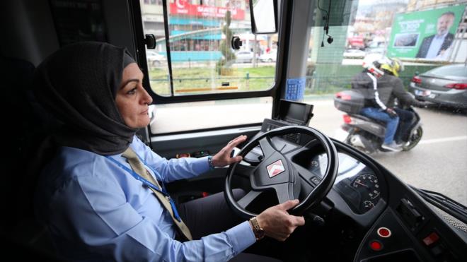 Akay, mesleinde en byk sknty ise otobs duraklarna park eden aralardan yaadn belirterek, "Yaklak 900 erkein arasnda kadn olarak almak nceleri zordu ama imdi altm. in zorluunu abuk atlattm. Sadece yollarda, otobs duraklarna park eden anlaysz srclerden dolay skntlar yayorum." diye konutu.