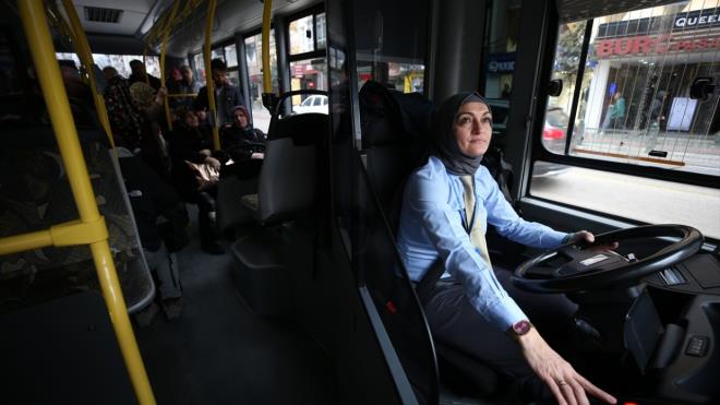 "Baka kadn ofrleri de aramzda grmek istiyoruz"  BURULA`ta otobs ofr olarak grev yapan Kenan Aygn de yaklak 6 yldr bu ii yaptn dile getirerek, u ifadeleri kulland: "Ayen hanmla almaktan ok mutluyuz. Bize abla, anne sevgisiyle yaklayor. Biz de erkek ofrler olarak kendisini ok sevdik. Bursa halknn da kadn ofrn kymetini bilmesini istiyoruz. Ayen abla gibi baka kadn srcleri de aramz da grmek istiyoruz. Cesaret etsinler, `olmaz` demesinler. Ayen abla bunun mcadelesini verdi ve imdi meyvesini yiyor."