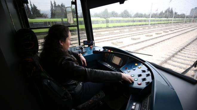 Evli ve bir ocuk annesi 41 yandaki zbaaran, 17 yl nce BURULA`n snavlarn kazanarak vatmanla adm attn ifade ederek, "letmenin ilk kadn vatmanlarndan biriyim. Uzun sreden beri ayn ii yaptmz iin erkeklerden bir farkmz yok, altk. Onlarla ayn ii yapyoruz. lk zamanlarda bizi grnce ok aran oluyordu. Gelip tebrik edenler de oluyordu. Zaman iinde Bursa halk da bize alt." diye konutu.