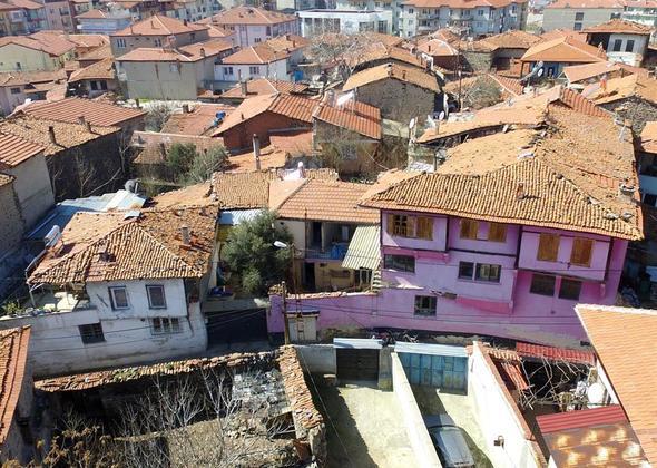 Genelde iki katl ve avlulu, st katlar sokaa kntl, zeri kiremit rtl olan, zgn ahap yaps, al ve kalem ii sslemeleriyle geleneksel Osmanl sanatnn