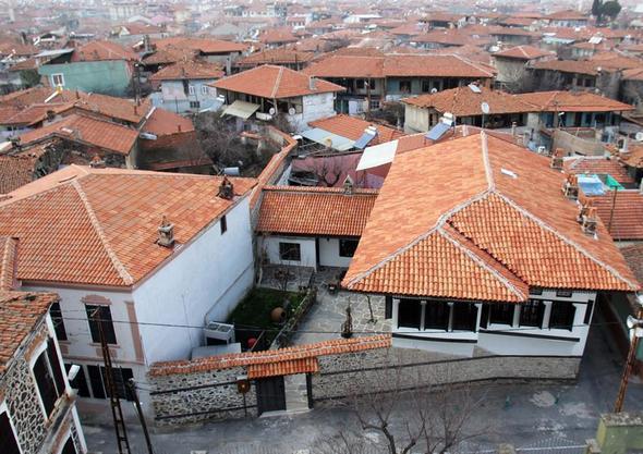 Japonya'daki TBS kanal da yaklak 10 yldr her cuma gn yaynlad "Dnyann Penceresi" adl programda, bugne kadar bozulmadan gelen tarihi dokusuyla birok yerli ve yabanc turistin urak noktas olan tarihi evleri tantacak.