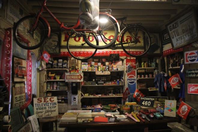 "Gazoz mzesi amak istiyorum"    Filiker, koleksiyonculuun kendisi iin tutku haline geldiini ifade ederek, yle konutu:    "Gazoz deyince basit gibi duruyor ama bu ielerde bir tarih yatyor. Bir blgenin, ehrin gemiine ait zellii ienin zerinde gryorsun.