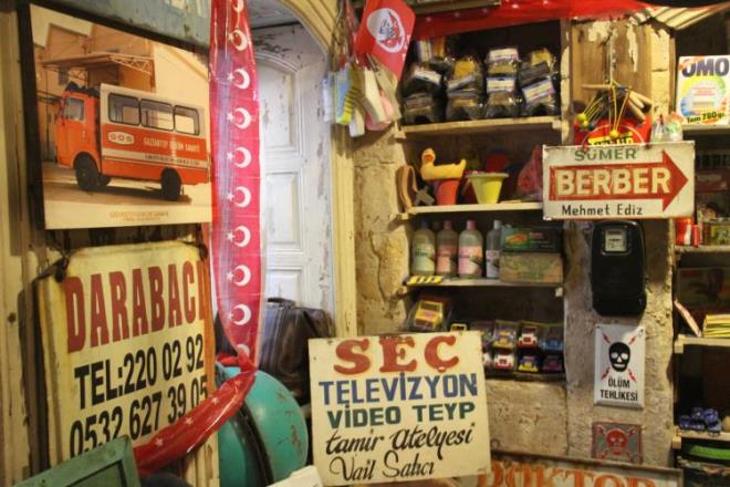 Tabela, bakkaliye ve oyuncak koleksiyonlar da olduunu aktaran Filiker, "1940'lardan kalma tabelalar var.