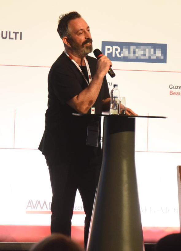 Cem Ylmaz&#8217;n konumasndan satr balar:  <br>&#9674; Bugn burada siz dolar ka olur diye dnrken ben bunu dnerek yola kmadm, acaba benim filmler beni kurtaracak m diye filmi dndm, hepsini mikro ekonomi dzeyinde tasarladm.