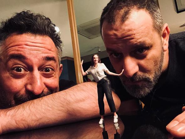 ugn alveri zirvesinde sahneye kan bir komedyen olarak olaya bak am, para ne zaman gelecek, stopaj size mi ait, benim konumum bu. Bende dnme, para yattktan sonra balyor, siz paray alana kadar bin kere dnyorsunuz.