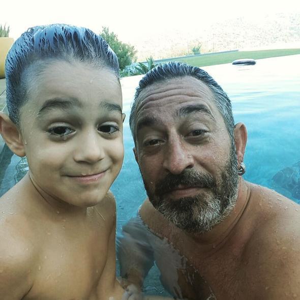 Bir gn i grmesindeyim, Kemal evde, telefonuma mesaj geliyor. 1. level indi, 2. level indi, 6. level&#8217;a kadar geldik. Oyunun hepsini indirmi, 6 bin TL&#8217;ye mal oldu.