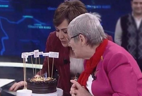 Didem Arslan'n sunduu Habertrk TV'de yaynlanan Trkiye'nin Nabz programna konuk olan Canan Karatay'n doum gn canl yaynda kutland. Sra d diyetleriyle ve salkla ilgili sylemleriyle her zaman gndemde olan Karatay'n doum gn pastasnn ierdii malzemeler ilgi oda oldu. Pastann ieriinde bakn neler var.