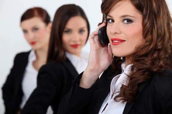 1- ETLK  <br>  Eit davranma ilkesi, iveren ile ii arasnda kurulan i ilikisinde rk, din, dil, cinsiyet, siyasi dnce, felsefi inan gibi unsurlara dayal ayrmclk ve farkl muamele yaplmayaca anlamna gelen ve 4857 sayl  Kanunu&#8217;yla dzenlenen bir sorumluluktur. Bu hkme aykr davranldnda ii, drt aya kadar creti tutarndaki uygun bir tazminattan baka yoksun brakld haklarn da talep edebilir.