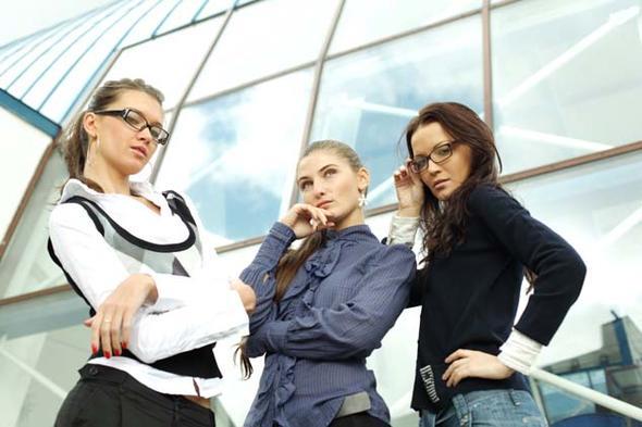 7- YARI ZAMANLI<br>    alan anneler doum izninden sonra ocuklar okul ana gelene kadar yar zamanl alabiliyor.Anneler; yasal doum izinleri bittikten sonra ilk ocuk iin 2 ay (60 gn), ikinci ocuk iin 4 ay (120 gn), 3 veya daha fazla ocuk iin 6 ay (180 gn) yarm gn alarak, almad mesainin cretini devletten alabiliyor. ocuk engelli doarsa sre 360 gne kyor.Yarm alma denei iin doum izni bittikten sonra 30 gn iinden kur&#8217;a bavuru yaplacak.