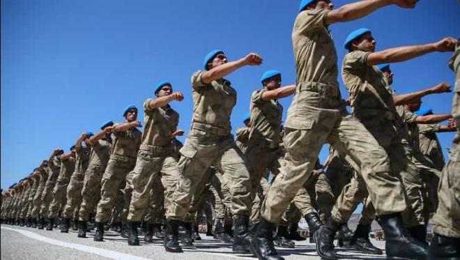 - Diyelim ki lisans ve lisans st kadrolar doldu, isterse bu arkadalarmz yedek astsubay olabilecekler. Bu lisans ve lisans zeri, meslek yksek okulu bitiren arkadalarmz isterlerse 6 ay erlik yapabilecekler.<br>   - Burada esnek bir model uygulamak suretiyle geiler var. Erba, er ve uzman erlerden gerekli kriterleri yerine getirenler astsubayla geebilecek. Astsubaylarmz belli artlardan sonra subay olabilecek. Dolaysyla sistem btnlk iinde srekli dnecek.