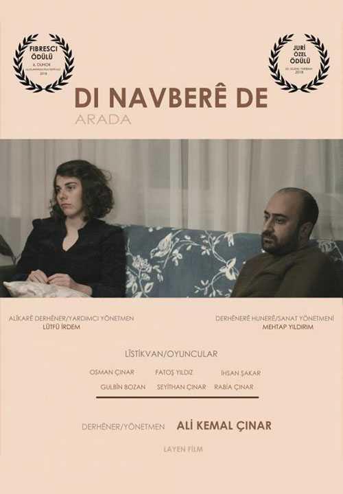 Arada (Di Navber De &#8211; The Between)<br>    Krteyi konuamayp anlayan, Trkeyi de anlayamayp konuan Osman, bu zelliinden dolay zaman iinde iki ii ayn anda yapamaz hale gelir. alrken mterilere cevap veremedii gibi arkadalaryla kahve ierken sohbete katlmay da beceremez. Evlenmek istemesine ramen grt kadnlarla kalc ve uzun bir iliki kuramaz. Bir mterisinin onu bu takntdan kurtarabileceini sylemesiyle Osman&#8217;n hayat deimeye balar. Ali Kemal nar&#8217;n ynettii filmde Osman nar, Fato Yldz, hsan akar ile Gulbn Bozan rol alyor.
