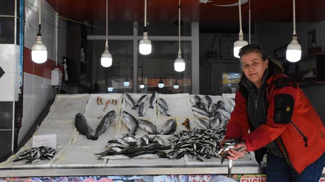 Perembe ilesindeki tezgahnda balk sat yapan 44 yandaki Yazkan, kk yatan bu yana sokak hayvanlaryla ilgileniyor.