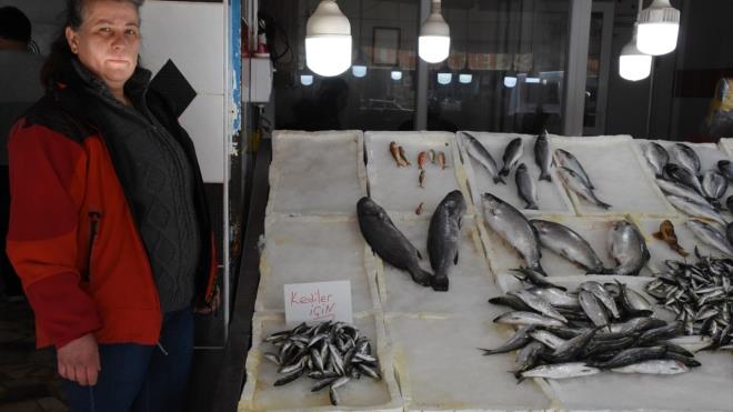 Dkkann nnde kpek, kedi ve martlara balk veren Yazkan, mterilerinin ocuklarnn da kedileri besleyebilmesi iin uygulama balatt.