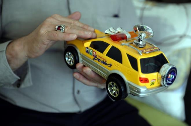 �zel odadaki e�yalar aras�nda, �ehit Emre As'�n, ilkokula giderken teyzesinin hediye etti�i ve �ok sevdi�i arabas� da bulunuyor.