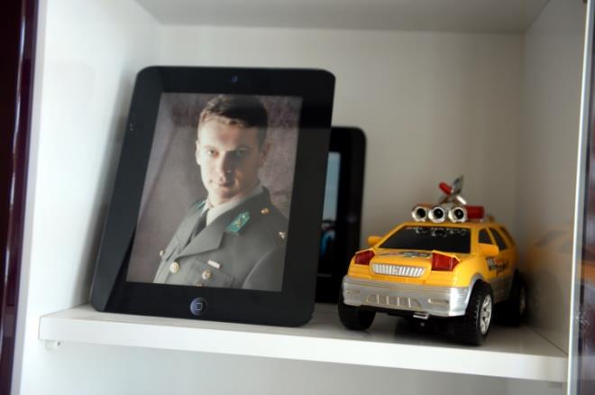 �ehit o�lu i�in haz�rlad�klar� oday� anlatan As, "Silah arkada�lar�, o�lumun onlara hediye etti�i e�yalar� getirdi, dolab�n� doldurdular. Odada o�lumun oyuncak arabas� da var. Emre biraz oynar, daha sonra 'Ders �al��aca��m' der, kald�r�r ve saklard�." ifadelerini kulland�.