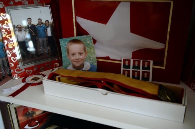 Anne As, "Odada Emre'nin ki�isel e�yalar� var. Kokusu gitmesin diye e�yalar�n� hi� y�kamad�m. Vatan�m�z sa� olsun." diye konu�tu.