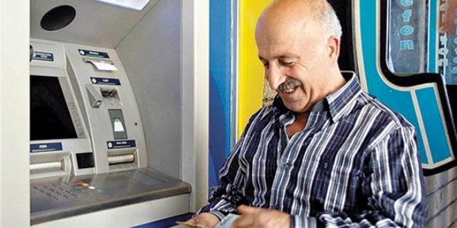 Baz bankalar emeklilere, 3 yllk dnem iin maaa gre 300, 375, 450 lira tutarnda promosyon demesi yapyor.