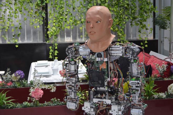 Firmanin Ak�nc� ad� ile 4 farkl� robotu bulunuyor. Ak�nc� 4 ba�ta T�rk�e olmak �zere�ngilizce, Rus�a, Arap�a da konu�abiliyor.