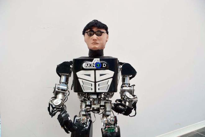 Pil s�resi 2 saat s�r�yor ve T�rk�e konu�uyor.