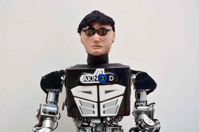 Ak�nc� 3 ise, 3D g�rme Obje tan�ma ve takibi, insan alg�lama ve takibi, konu�ma, y�r�me ? denge sa�layabilme, geli�tirilmi� konu�ma, alg�lama ve yorumlama motoru  ortam s�cakl���n� ve kokular� alg�lama gibi yeteneklere sahip.