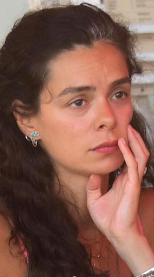 Tuzla'da ge�en y�l oyuncu �zge �zpirin�ci'nin 2 ya��ndaki ye�eni A.B.T.'ye �iddet uygulad��� �ne s�r�len bak�c� Zurafo E. hakk�nda, "K�t� muamele" ve "Basit yaralama" su�undan y�r�t�len soru�turma tamamland�. �stanbul Anadolu Cumhuriyet Ba�savc�l��� taraf�ndan y�r�t�len soru�turma kapsam�nda haz�rlanan iddianamede �zbekistan uyruklu Zurafo E.'nin, alt�n� �slatan A.B.T.'nin poposuna vurdu�una yer verildi. �ddianamede, ��phelinin �ocu�u koltuk altlar�ndan tutarak koltu�a f�rlatt���, buna ili�kin kamera g�r�nt�lerini izleyen A.B.T.'nin annesinin ��pheliyi i�ten ��kararak �ikayet�i oldu�u anlat�ld�. �ddianamede, "K�t� muamele" ve "Beden ve ruh bak�m�ndan kendisini savunamayacak ki�iyi kasten yaralama" su�undan 8 aydan 2 y�l 6 aya kadar hapis cezas� ile cezaland�r�lmas� istendi. �ddianamenin g�nderildi�i �stanbul Anadolu Asliye Ceza Mahkemesi'nin 15 g�n i�inde iddianamenin kabul� veya reddi y�n�nde karar vermesi bekleniyor.