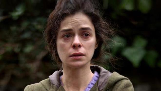 Oyuncu �zge �zpirin��i'nin iki ya��ndaki ye�eni A.B.T.'ye �iddet uygulad��� �ne s�r�len bak�c�s� Zurafo E. hakk�nda y�r�t�len soru�turmada ��pheli hakk�nda, "K�t� muamele" ve "Basit yaralama" su�undan 8 aydan 2,5 y�la kadar hapis cezas� istemiyle iddianame d�zenlendi.