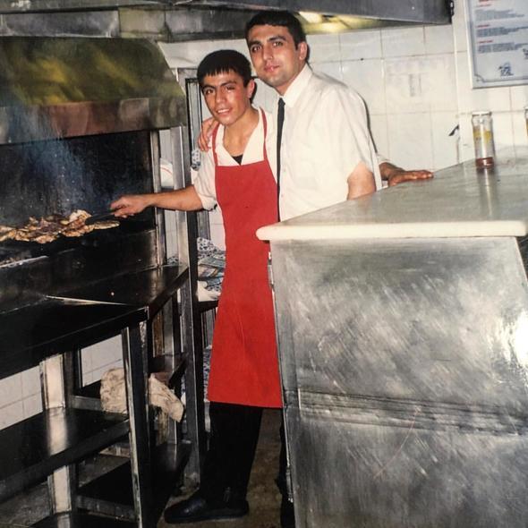 Nusret y�llar �nce �ekilen bu foto�raf�n� 'Sab�r, sebat ve al�n teri ba�ar�n�n yenilmez kombinasyonudur' notuyla yay�nlad�. �nl� i�letmecinin payla��m�na yorum ve be�eni ya�d�. G�k�e'nin takip�ileri 'Helal olsun sana, o yokluktan bug�nlere gelmek kolay de�il.', 'Herkes i�in iyi bir �rneksiniz Nusret Bey' yorumlar�nda bulundu.