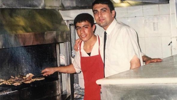 Sosyal medya payla��mlar�yla �n� T�rkiye s�n�rlar�n� a�an �nl� et�i Nusret G�k�e y�llar �nce �ekilen bir foto�raf�n� payla�t�