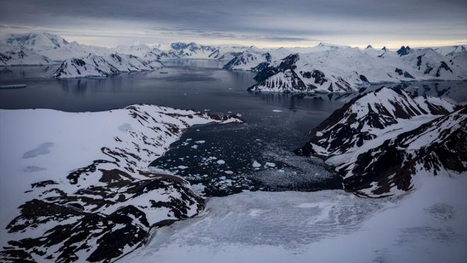 Yzde 98`i, ortalama kalnl 1,6 kilometre olan buz tabakasyla kapl ktada, yeryzndeki kullanlabilir tatl suyun yzde 67`si buzul olarak bulunuyor.