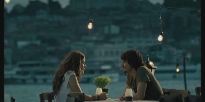 10. Ak Tesadfleri Sever (2011) IMDB Puan: 7,3  Ankara&#8217;da ocukluk ve genlikleri birlikte geen Deniz ve zgr&#8217;n 25 yl sonra stanbul&#8217;da yaad akn anlatld filmin barollerinde Mehmet Gnsur ve Belim Bilgin vard. Ak Tesadfleri Sever&#8217;i sinemalarda 2 milyon 418 bin 090 kii izlemiti.