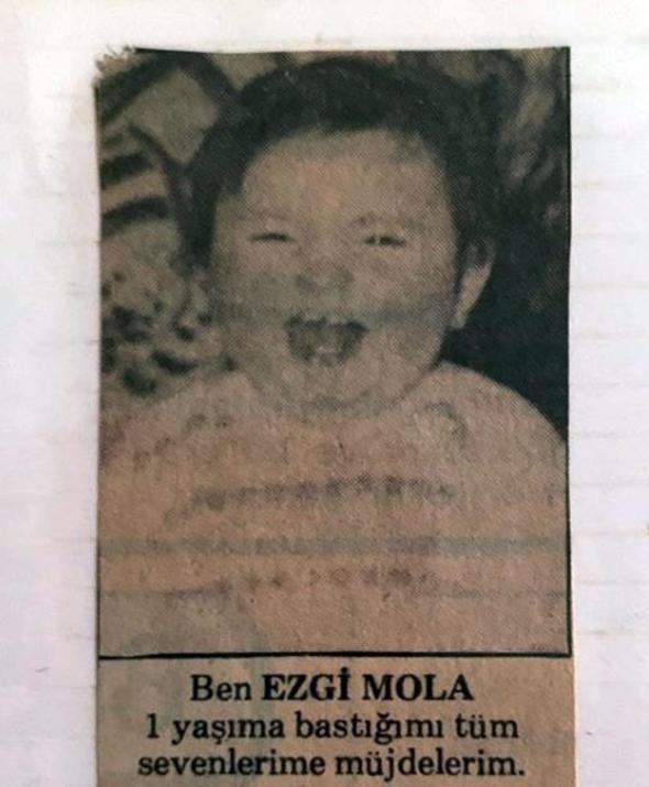 'lk gazete haberim' notuyla bu fotorafn paylaan Mola, altna ; 'Bu benim ilk gazete haberim. Sene 84... Arkadalar ben baya Chucky ile Sezercik filminde &#8220;vuyucam kybac&#8221; diyen ocuun karmymm!' yorumunu yapt. Ksa srede byk ilgi gren fotoraf ok sayda beeni ve yorum ald.