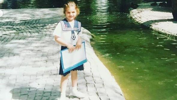 imdi iki ocuk annesi ve ok nl olan oyuncu henz 4 yandayken ekilen pozuna da yer verdii paylamna "Ankara... ocukluum. kinci foto ayn yerde minik Pelin, 30 yl ncesi" notunu dt. Peki siz bu karedeki nlnn kim olduunu karabildiniz mi?