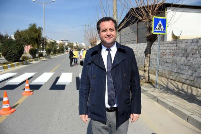 "Yayalarn trafikte farkndaln artrmak iin yaplan projeydi. Projede, ara yaya geidine yaklat zaman ykseklik varm gibi alglyor, yavalyor. Bunu Trkiye'de ilk kez Aydn'n merkezinde yaptk. ok beenildi. Sonrasnda kentimizin farkl noktalarnda da uygulamaya baladk. Bu projeye dier illerden de gelen talepler var. Onlara da yardmc oluyoruz. Yayalar konusunda byle bir farkndalk yarattk, bundan da mutluyuz. Bunu daha da gelitirecek yeni projeler zerinde yine ilkleri Aydn'da hayata geirmek adna alyoruz."     Yaya geidini kullananlardan Sadk Eren, memnuniyetini ifade ederek, "Kardan kolayca fark ediliyor ve ayn zamanda fosforlu. Srclerin de yayalarn da dikkatini ekiyor. Biz mahalle sakinleri olarak yoldan geeceimiz zaman aralar mutlaka yavalyor. Biz memnunuz, btn mahalle sakinleri de memnun" diye konutu.