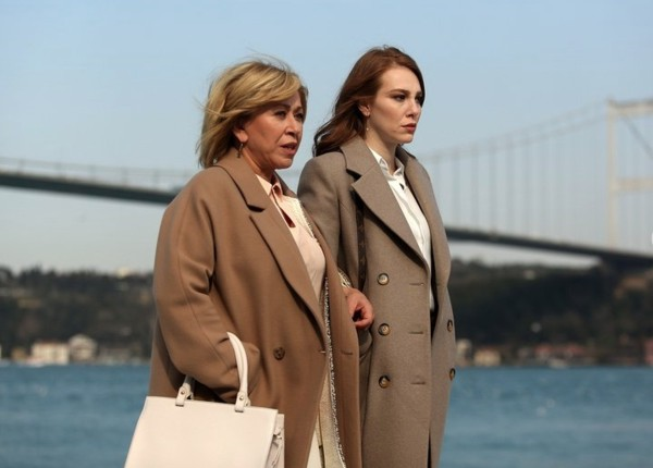 Zeynep de Asiye&#8217;den Kadir&#8217;le ilgili yeni ve ok nemli bilgiler edinir. te yandan Adal, adm adm Cansz&#8217;n izini srmeye devam eder. Bir kap dier kapy aar, bir isim baka bir ismi adres gsterir.