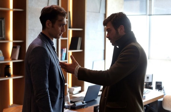 Zeynep&#8217;e saplantl bir tutkuyla bal olan Veli&#8217;nin ise, Zeynep&#8217;i Kadir&#8217;e brakmaya hi ama hi niyeti yoktur ve acmasz yzn bir kez daha gstermekte gecikmez.